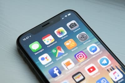 Klient przeglądający stronę na telefonie